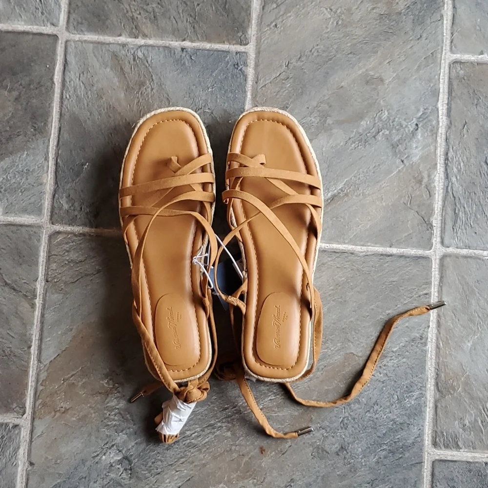 Universal Tread Tan lace up Flats - Picture 1 of 3